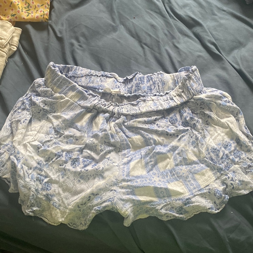 Pink Rose shorts, Blue and White pattern, size: L